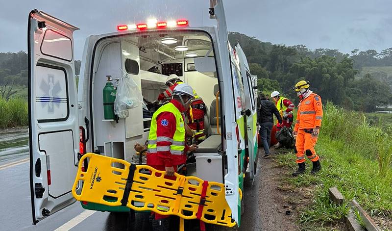 Carro cai em ribanceira de 20 metros de altura e deixa dois feridos na BR-116 em Leopoldina