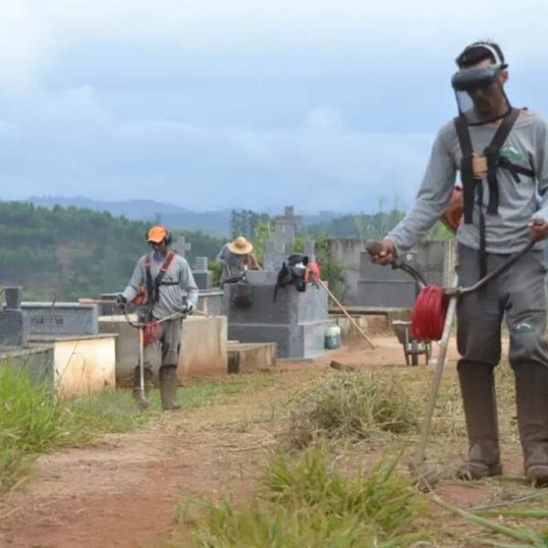 Cemitério de Leopoldina recebe serviço de limpeza