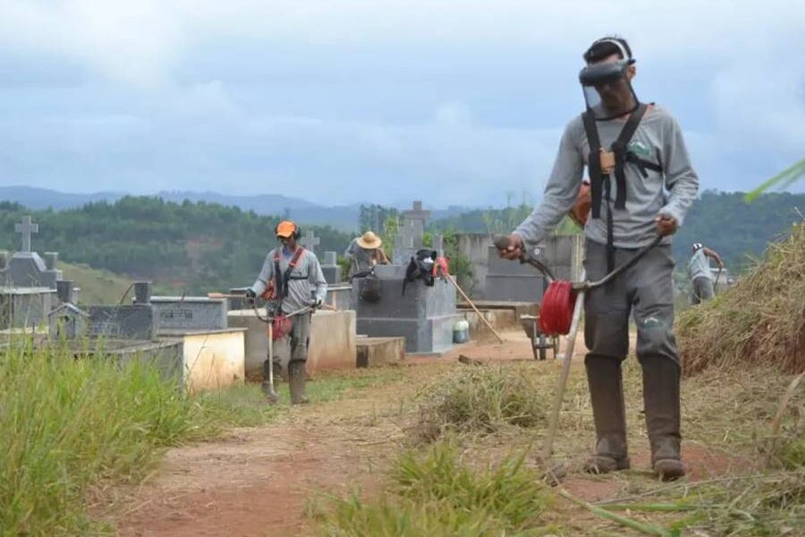 Cemitério de Leopoldina recebe serviço de limpeza