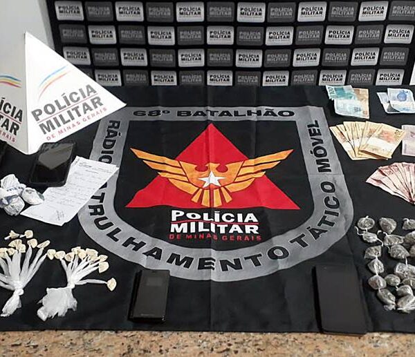 Polícia Militar prende dois e apreende drogas no Alto do Cemitério em Leopoldina