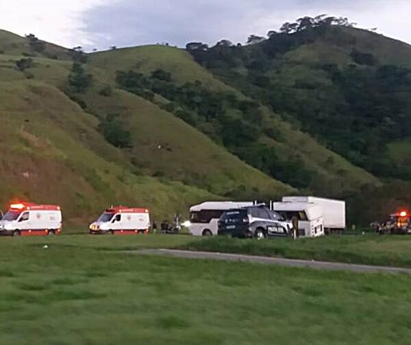 Acidente entre ônibus e carreta deixa feridos na BR-116 em Leopoldina