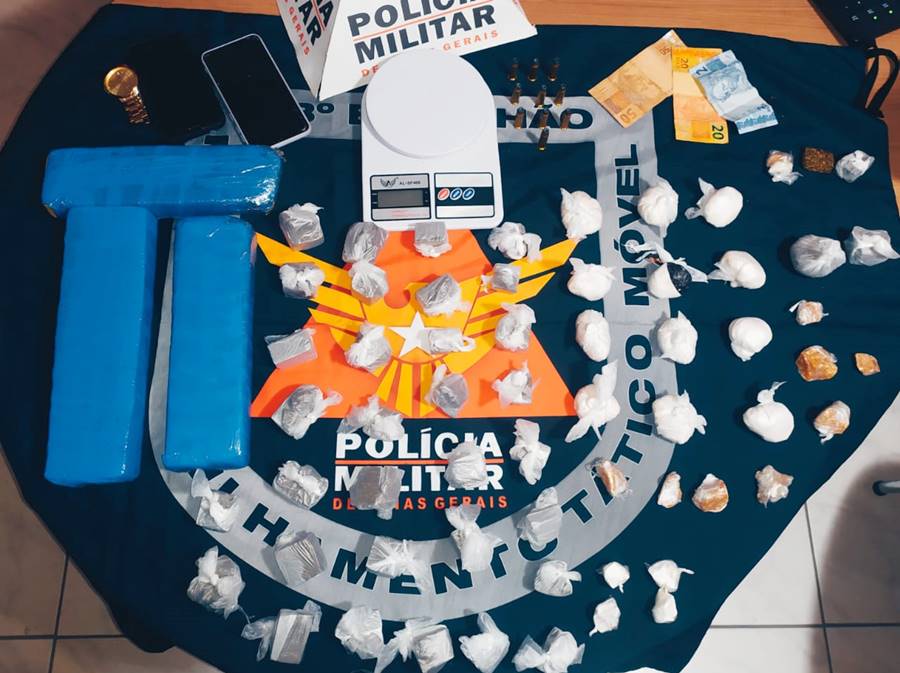 Homem é preso pela PM com barras de maconha, cocaína, crack e munições em Recreio