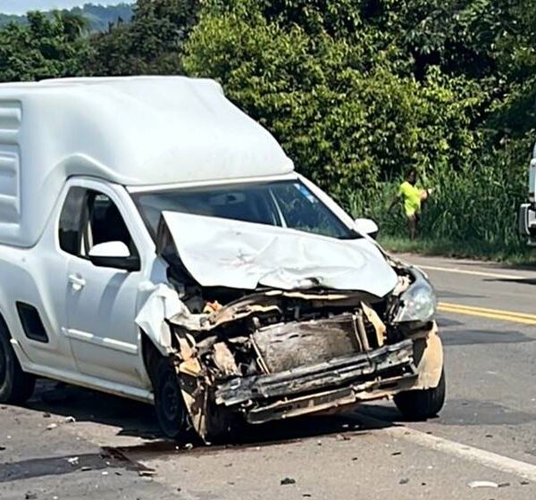Motoristas saem ilesos após colisão entre caminhonetes na BR-116 em Leopoldina