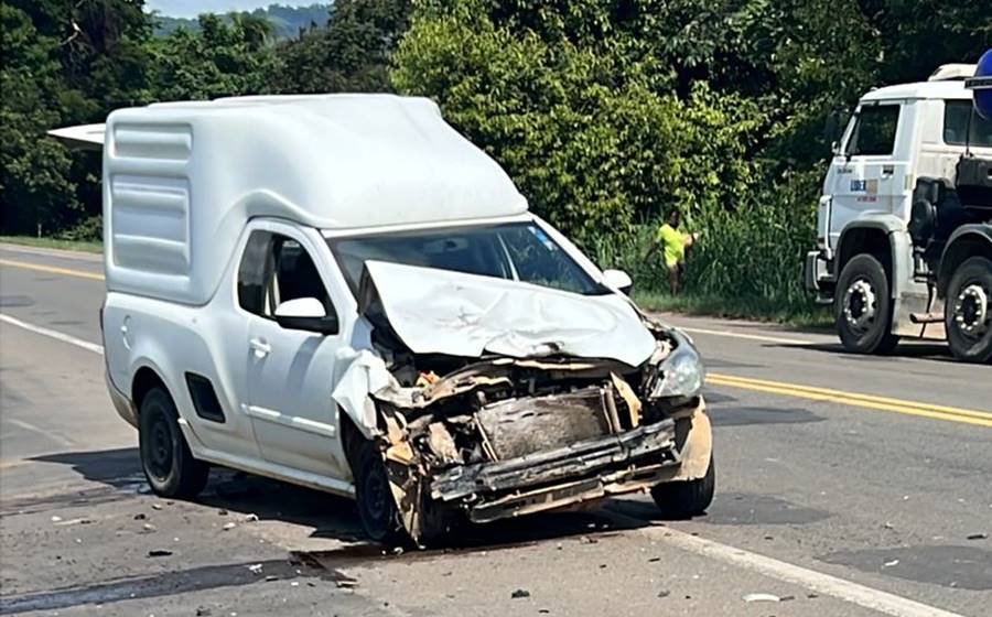 Motoristas saem ilesos após colisão entre caminhonetes na BR-116 em Leopoldina