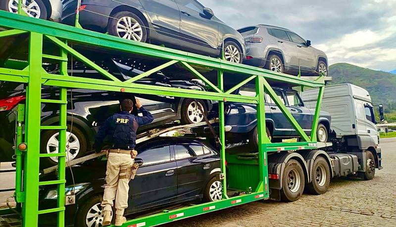 PRF recupera veículo roubado transportado em ‘cegonheira’ na BR-116 em Leopoldina