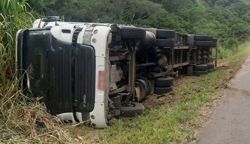 Duas pessoas são presas pela PM por saque a carreta tombada em Leopoldina