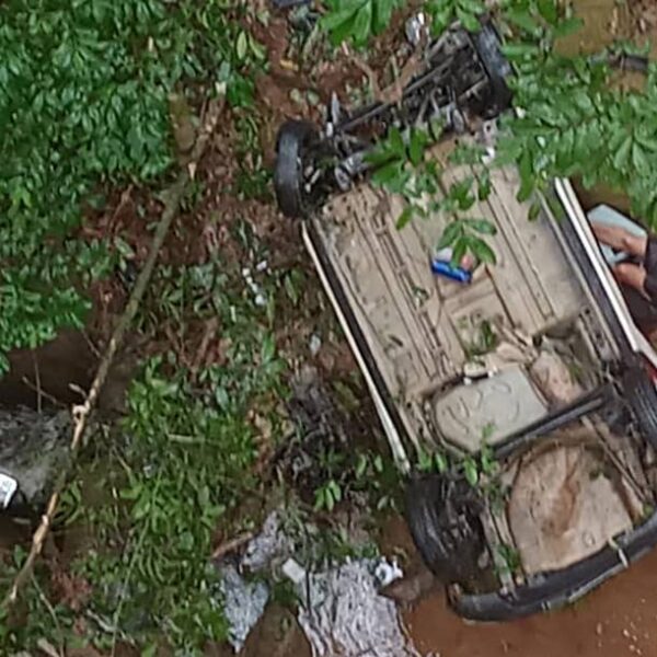 Carro cai de ponte e deixa condutora ferida na Serra de Argirita