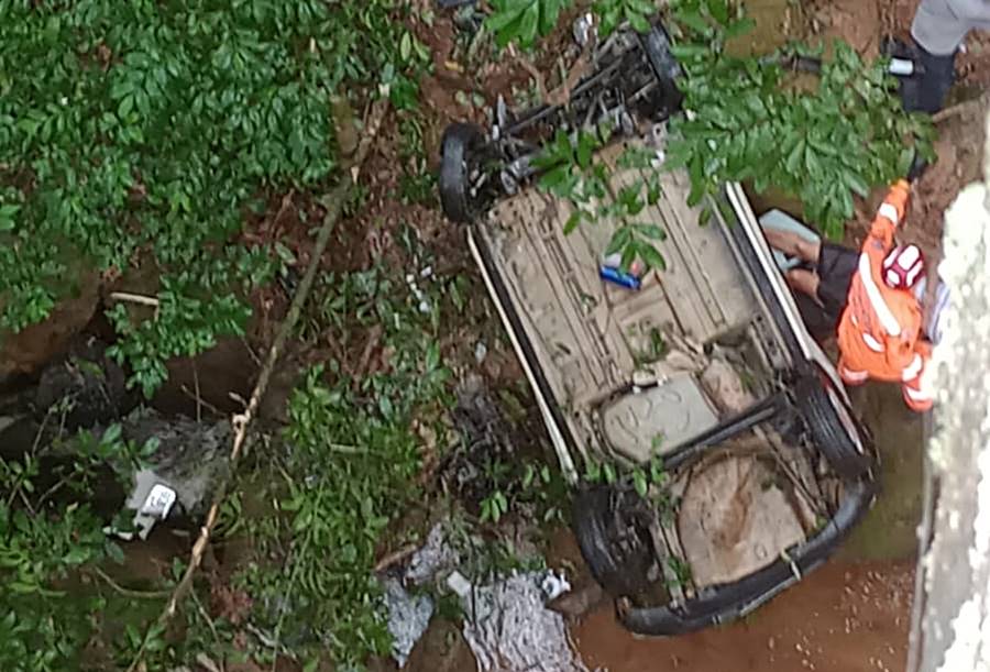 Carro cai de ponte e deixa condutora ferida na Serra de Argirita
