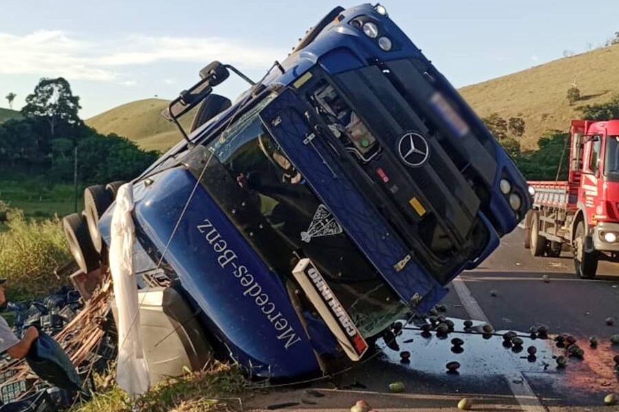 Carreta carregada de mangas tomba em acidente BR-116 em Leopoldina