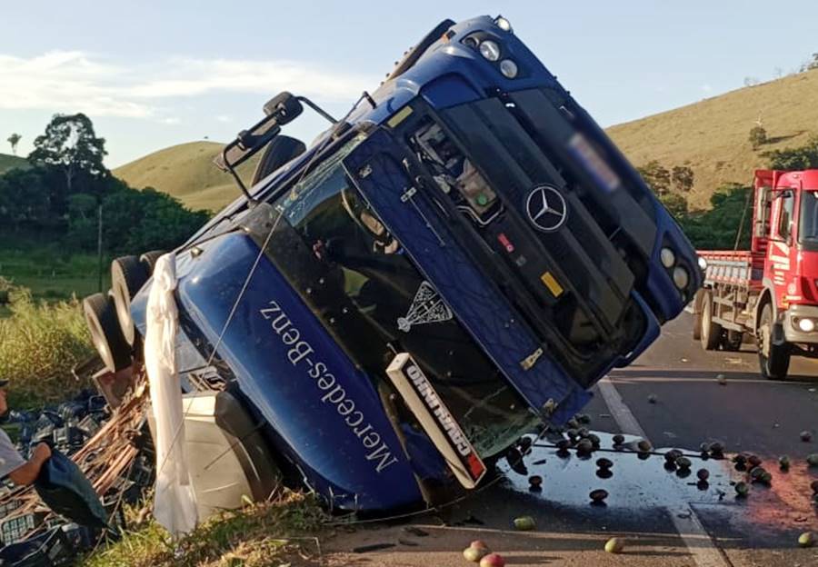 Carreta carregada de mangas tomba em acidente BR-116 em Leopoldina