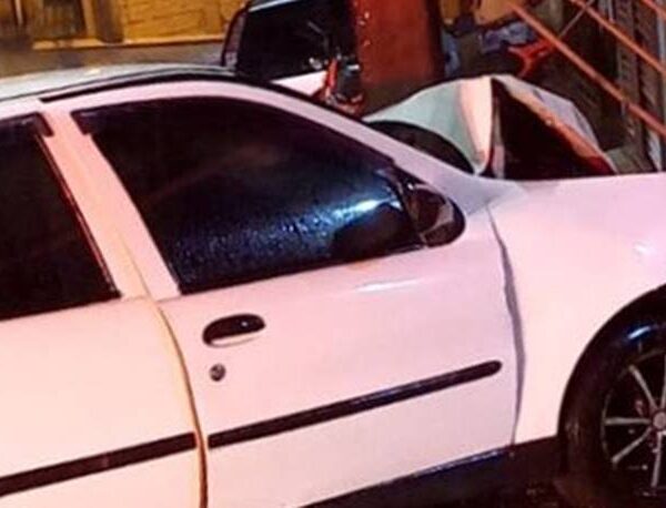 Idoso morre após bater carro em portão de residência em Cataguases