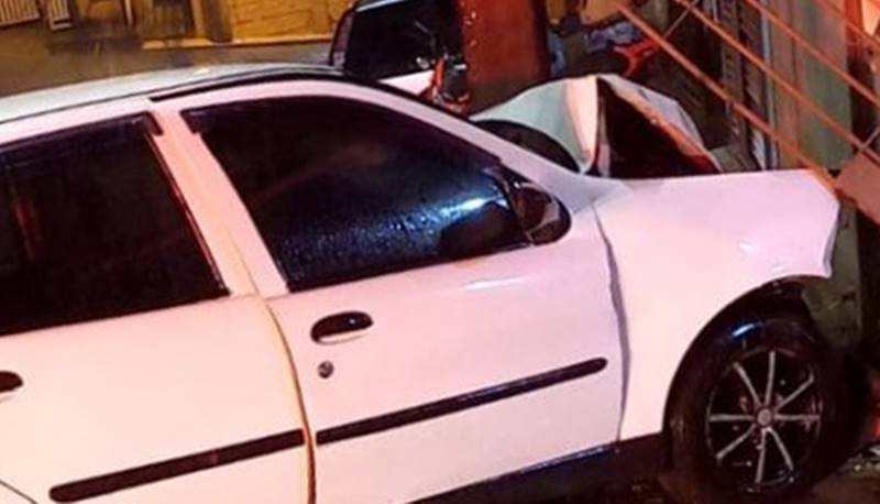 Idoso morre após bater carro em portão de residência em Cataguases