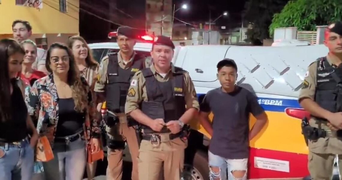 Adolescente sem celular encontra telefone perdido na rua, entrega à PM e ganha um novo em Espera Feliz