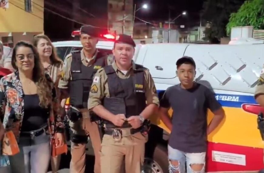 Adolescente sem celular encontra telefone perdido na rua, entrega à PM e ganha um novo em Espera Feliz