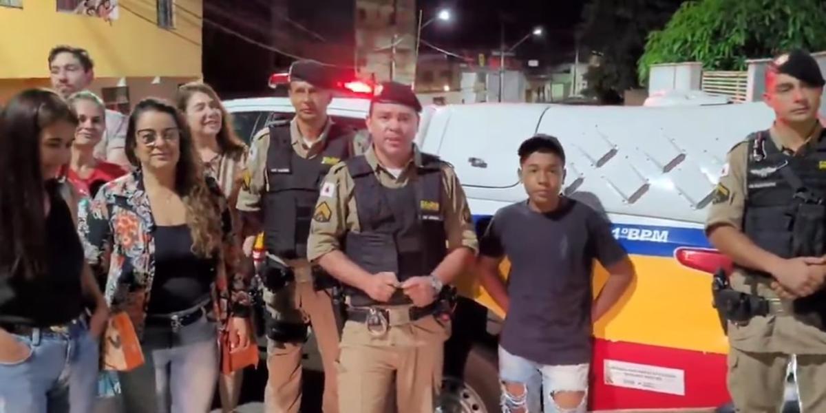 Adolescente sem celular encontra telefone perdido na rua, entrega à PM e ganha um novo em Espera Feliz