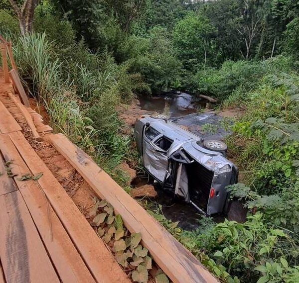 Caminhonete cai de ponte na estrada de Providência em Leopoldina