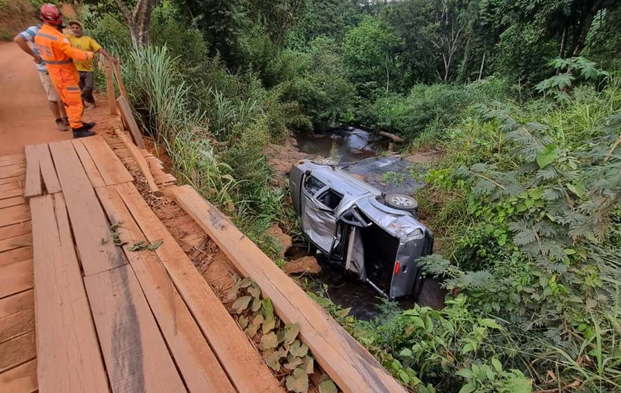 Caminhonete cai de ponte na estrada de Providência em Leopoldina