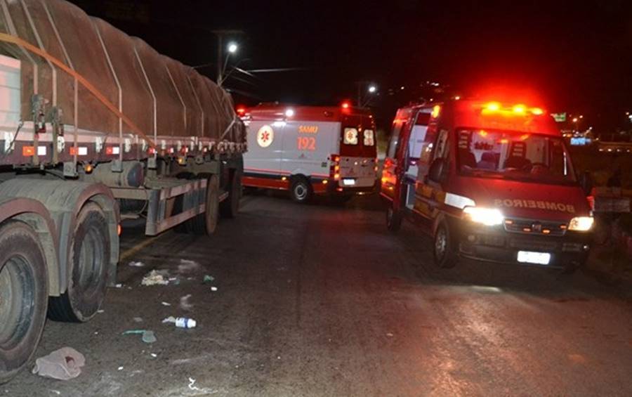 Mulher fica ferida após ser atropelada por carreta na BR-116 em Muriaé