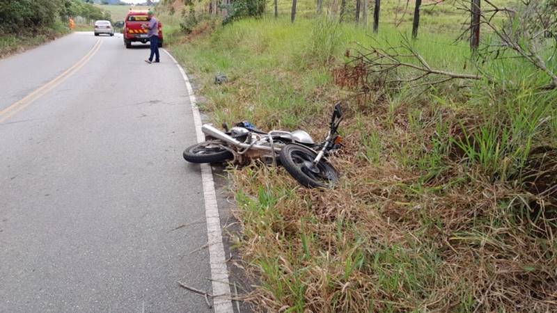 Motociclista fica gravemente ferido em acidente na MG-265 entre Muriaé e Miraí