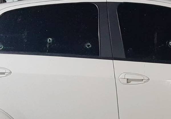 Carro estacionado no São Cristóvão em Leopoldina é alvejado por 6 tiros