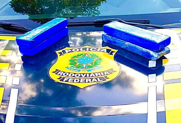 Motoqueiro é preso pela PRF com 2,5kg de droga e diz que era para consumo próprio em Muriaé