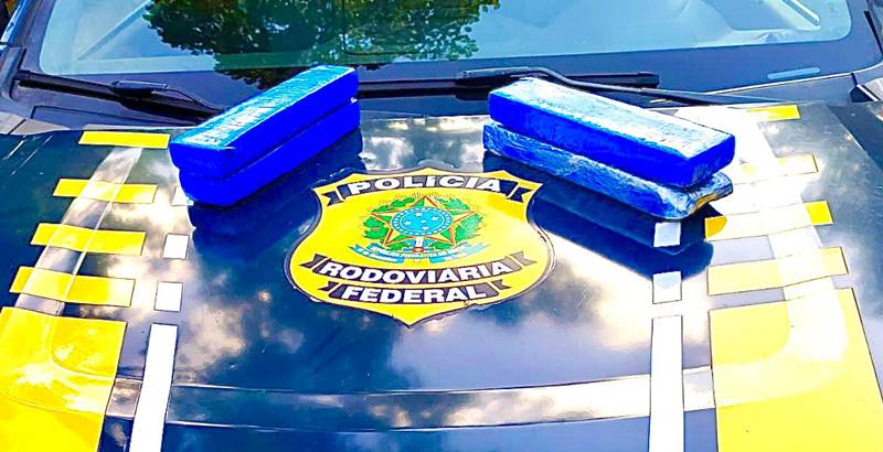 Motoqueiro é preso pela PRF com 2,5kg de droga e diz que era para consumo próprio em Muriaé