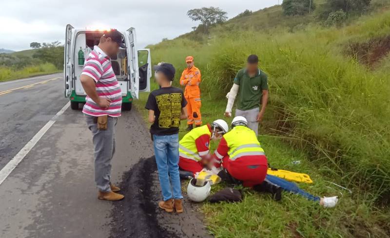 Acidente com moto deixa dois feridos na BR-116 em Leopoldina