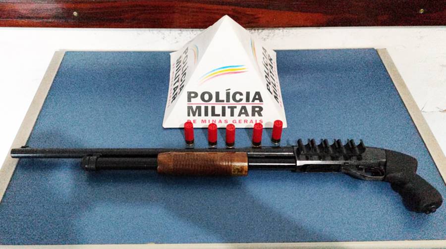 PM apreende arma longa e prende duas pessoas em Além Paraíba