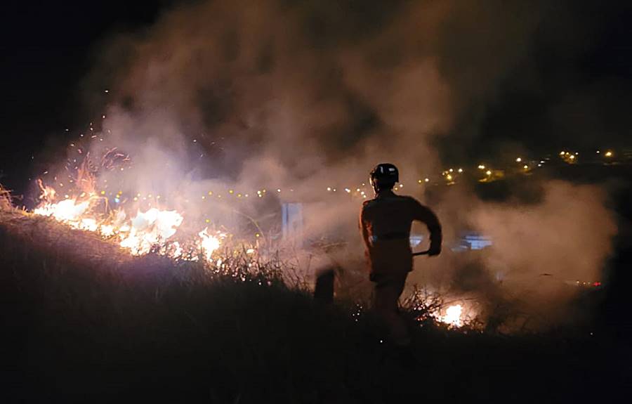 Incêndios próximos de rodovia mobilizam Corpo de Bombeiros em Leopoldina