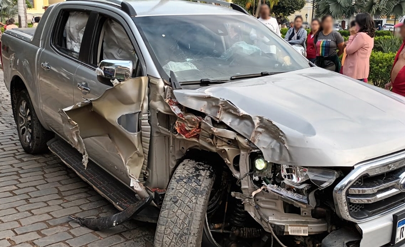 Condutor de veículo passa mal e bate em árvore na Praça da Matriz em Pirapetinga