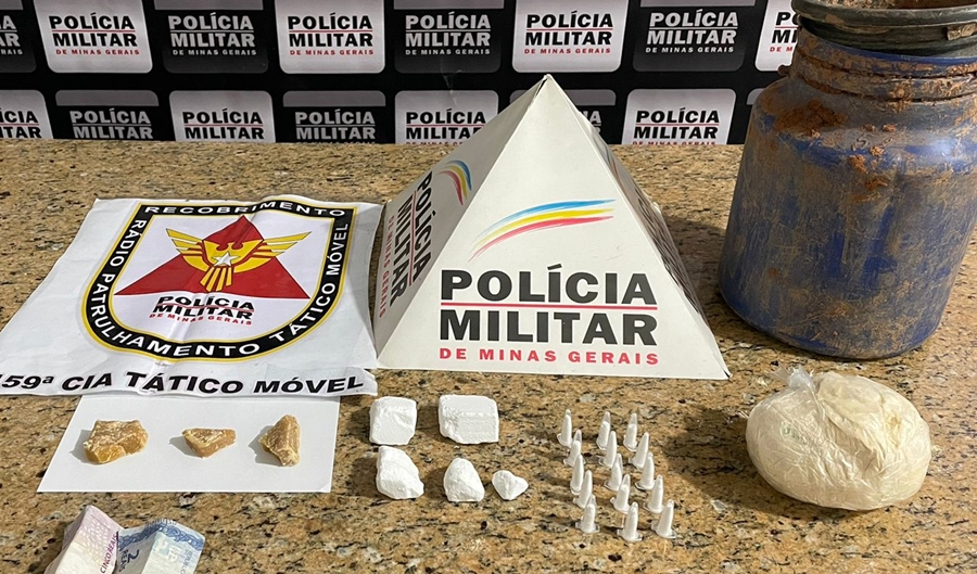 PM de Leopoldina prende suspeito e apreende drogas que estavam enterradas em pasto