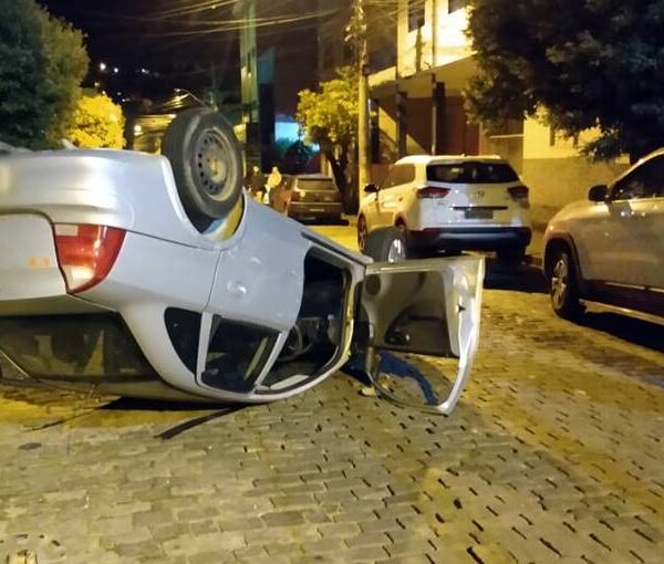 Motorista embriagado capota carro na região central de Leopoldina