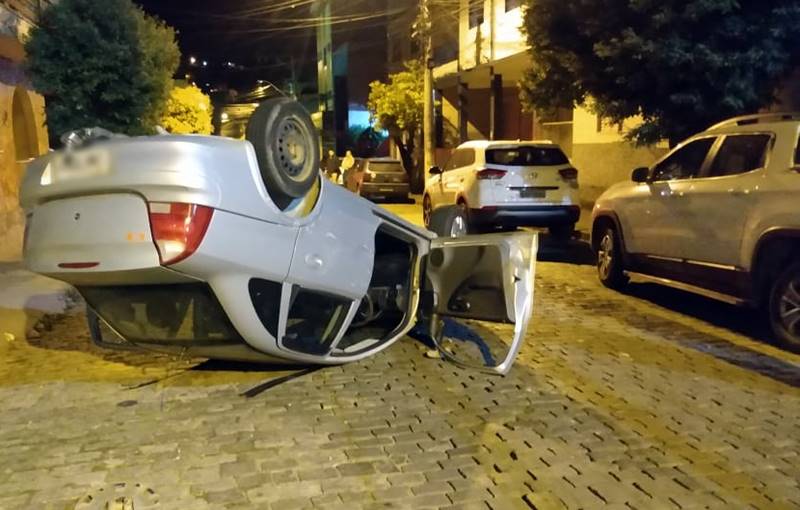 Motorista embriagado capota carro na região central de Leopoldina
