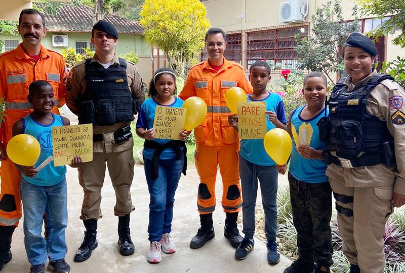 PM e Corpo de Bombeiros promovem ações educativas de segurança no trânsito em Leopoldina