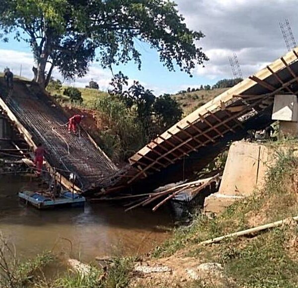Ponte em construção desaba entre os distritos de Tebas e Piacatuba
