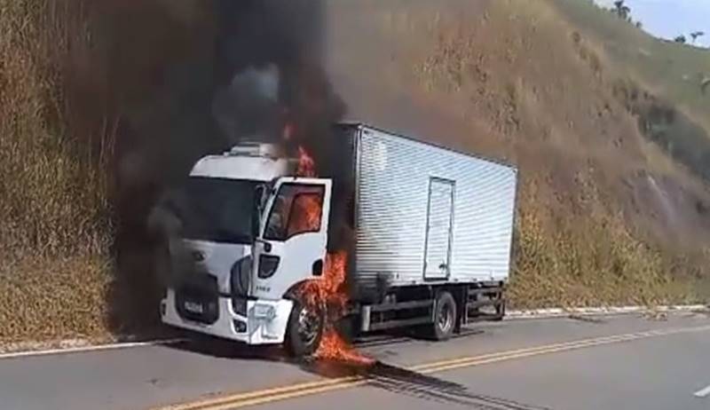 Caminhão baú carregado com carne pega fogo na Serra de Muriaé