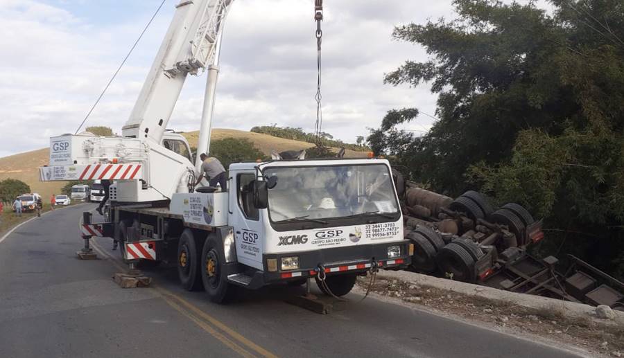 Carreta que caiu de ponte na BR-120 em Leopoldina é retirada