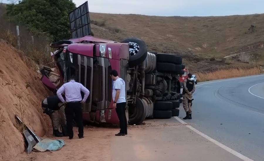 Mulher morre após acidente com carreta em Estrela Dalva