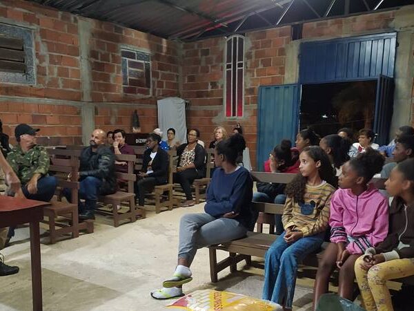 Reunião comunitária no Bairro Popular sobre segurança pública é promovida em Leopoldina pela PM