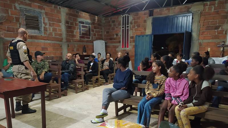 Reunião comunitária no Bairro Popular sobre segurança pública é promovida em Leopoldina pela PM