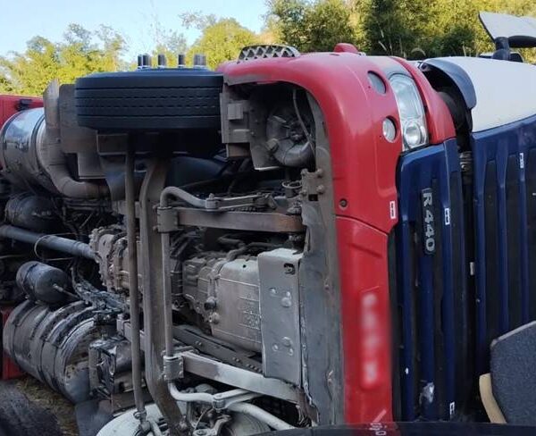 Carreta tomba na ‘Bica D’água’ em Leopoldina e motorista sai ileso