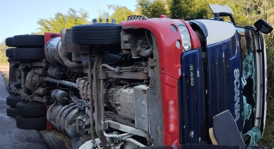 Carreta tomba na ‘Bica D’água’ em Leopoldina e motorista sai ileso