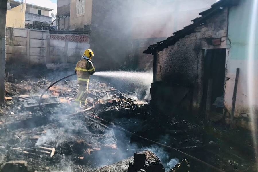 Incêndio em casa abandonada mobiliza Corpo de Bombeiros no Pirineus em Leopoldina