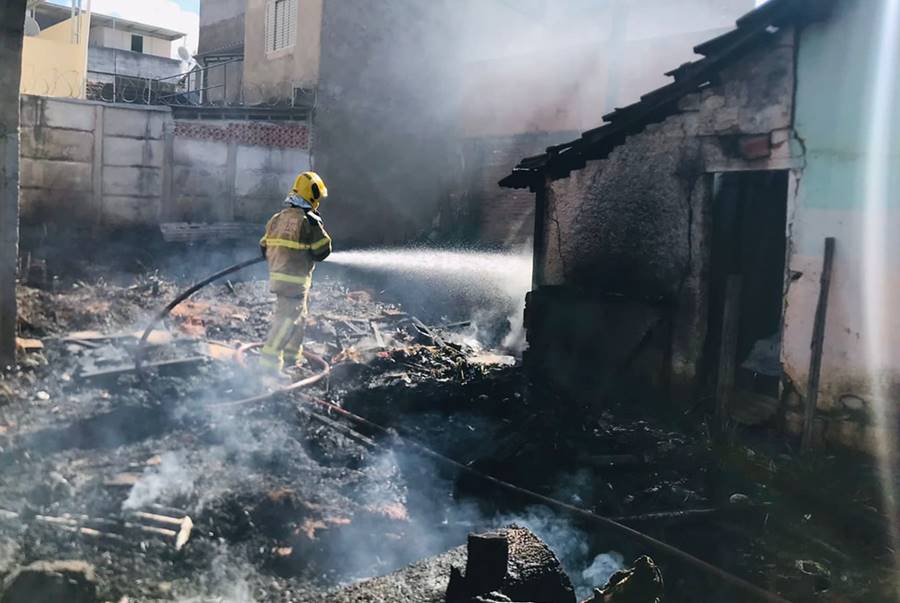 Incêndio em casa abandonada mobiliza Corpo de Bombeiros no Pirineus em Leopoldina