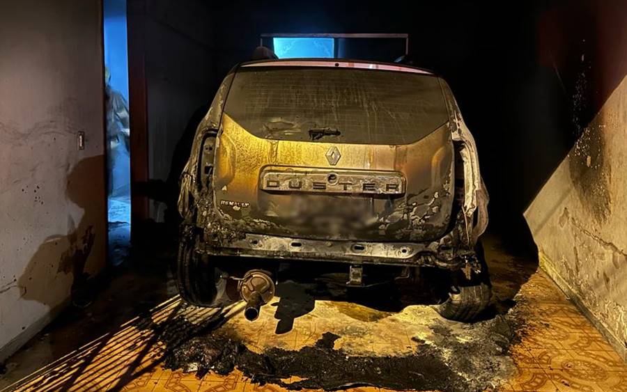 Incêndio criminoso atinge automóvel em garagem de residência em Leopoldina