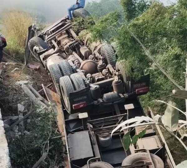 Carreta carregada com soja cai de ponte na BR-120 em Leopoldina