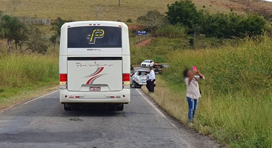 Ônibus bate na traseira de carro na BR-267 em Maripá de Minas