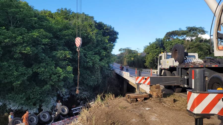 Operação para remoção de carreta que tombou às margens do Rio Pirapetinga em Leopoldina entra no segundo dia