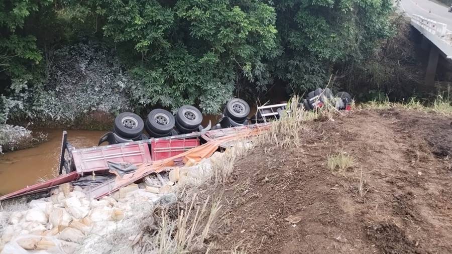 Carreta que transportava farinha de trigo tomba na BR-116 em Leopoldina