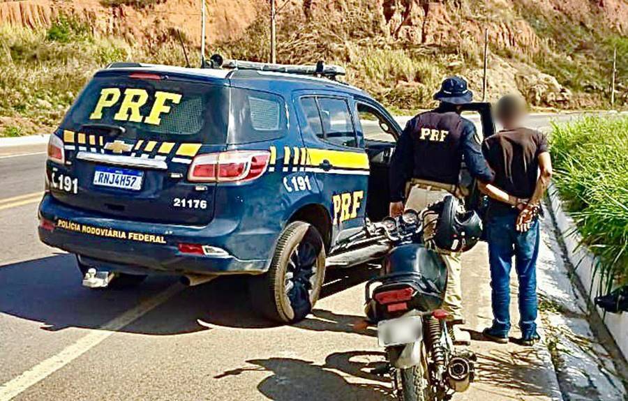 Moto furtada é recuperada e suspeito preso durante fiscalização da PRF em Muriaé